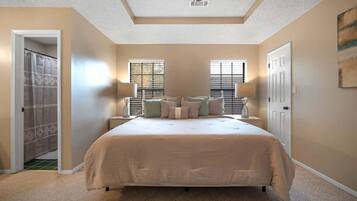 3 makuuhuonetta, työpöytä, silitysrauta/-lauta, ilmainen Wi-Fi