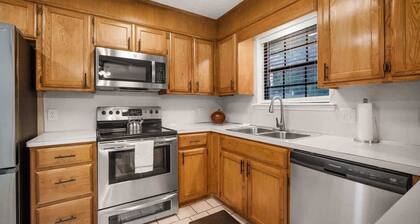 Cozy Cove-Cute 3BR in Town