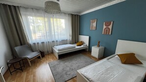 A modern bedroom with a bed, a chair, a desk, and a nightstand. - TOP Anbindung + Nähe Hannover + 2min Lehrte BHF (Lehrte)