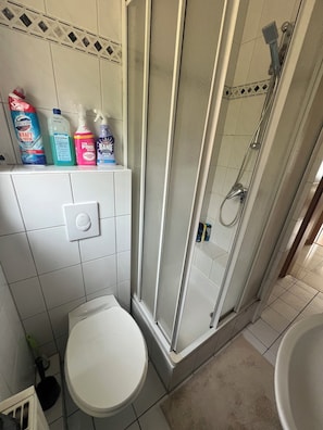 Dusj, hårføner, håndklær og såpe