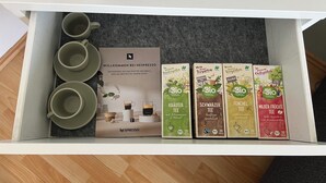A drawer with four Nespresso coffee pods and four matching cups. - TOP Anbindung + Nähe Hannover + 2min Lehrte BHF (Lehrte)