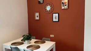 A dining area with a white table, four chairs, and a potted plant. - TOP Anbindung + Nähe Hannover + 2min Lehrte BHF (Lehrte)