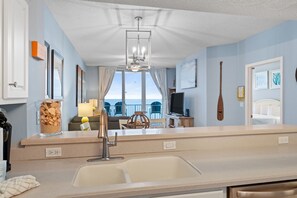 Interior - Slow M'Ocean - Summerwind 1302C (Navarre)