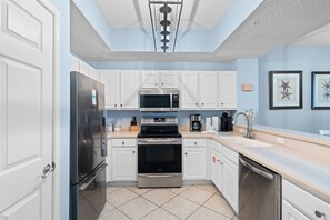 Fridge, microwave, oven, stovetop - Slow M'Ocean - Summerwind 1302C (Navarre)