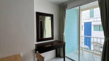 Habitación Deluxe doble, vistas a la ciudad | Caja fuerte, escritorio, espacio para trabajar con un portátil