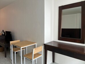ห้องดีลักซ์ดับเบิล, วิวเมือง | ตู้นิรภัยในห้องพัก, โต๊ะทำงาน, พื้นที่ทำงานแบบใช้แล็ปท็อป