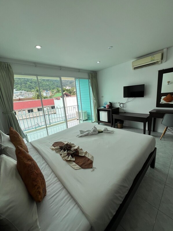 豪華雙人房, 城市景觀 | 客房內保險箱、書桌、筆電工作空間、熨斗/熨衣板