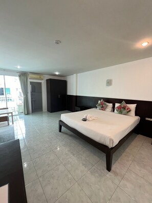 Kamar Double Deluks, pemandangan kota | Brankas, meja kerja, ruang kerja ramah laptop, dan setrika/meja setrika