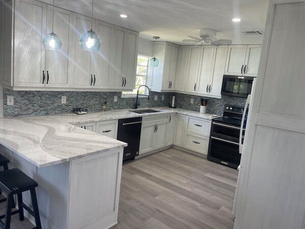 Frigorífico, microondas, horno y placa de cocina