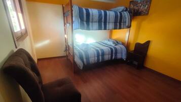 4 bedrooms, iron/ironing board, WiFi, bed sheets