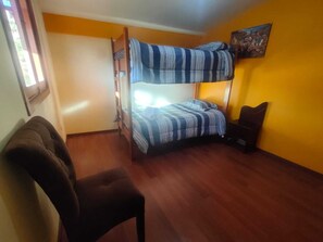 4 bedrooms, iron/ironing board, WiFi, bed sheets