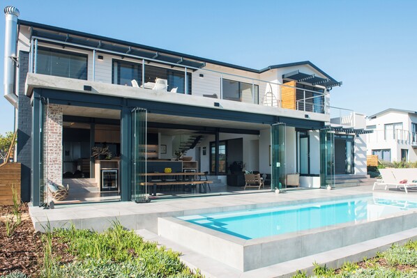 Lämmitetty uima-allas