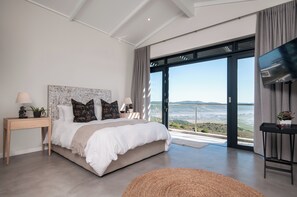 4 bedrooms, in-room safe, desk, iron/ironing board - Unsere Zeit, 4 Bedroom Villa with Heated Pool in Knysna. (Knysna)