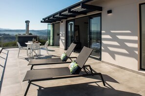 Outdoor dining - Unsere Zeit, 4 Bedroom Villa with Heated Pool in Knysna. (Knysna)