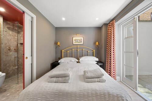 Modern 3-floor open plan townhouse with patio