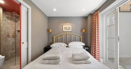 Modern 3-floor open plan townhouse with patio