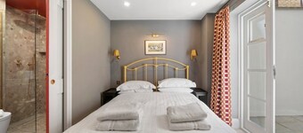 Modern 3-floor open plan townhouse with patio