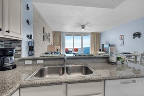 Fridge, microwave, oven, stovetop - Navarre`s Best Nest - Summerwind 1304E (Navarre)