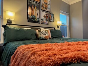 4 bedrooms, desk, WiFi, bed sheets