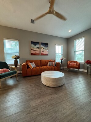 Una Smart TV, libros