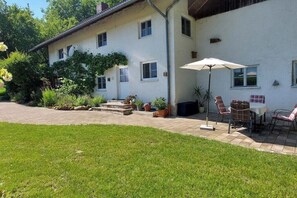 Outdoor dining - Quietly located vacation apartment in the countryside - with terrace and garden (Rotthalmünster)