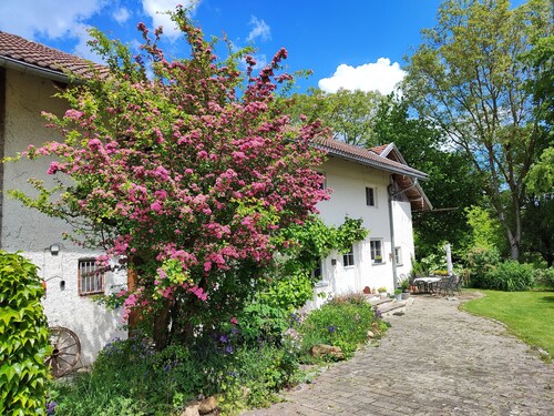 Ruhig gelegene Ferienwohnung im Grünen - mit Terrasse und Garten