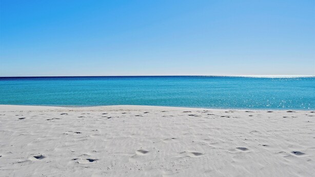 A beach with clear blue water and white sand. - Pelican Penthouse - Beach Colony West PH 17D (Navarre)