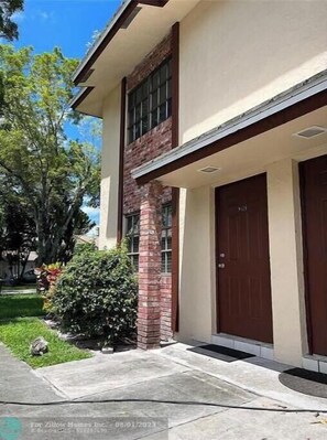 Exterior detail - Riverside Dr (Coral Springs)