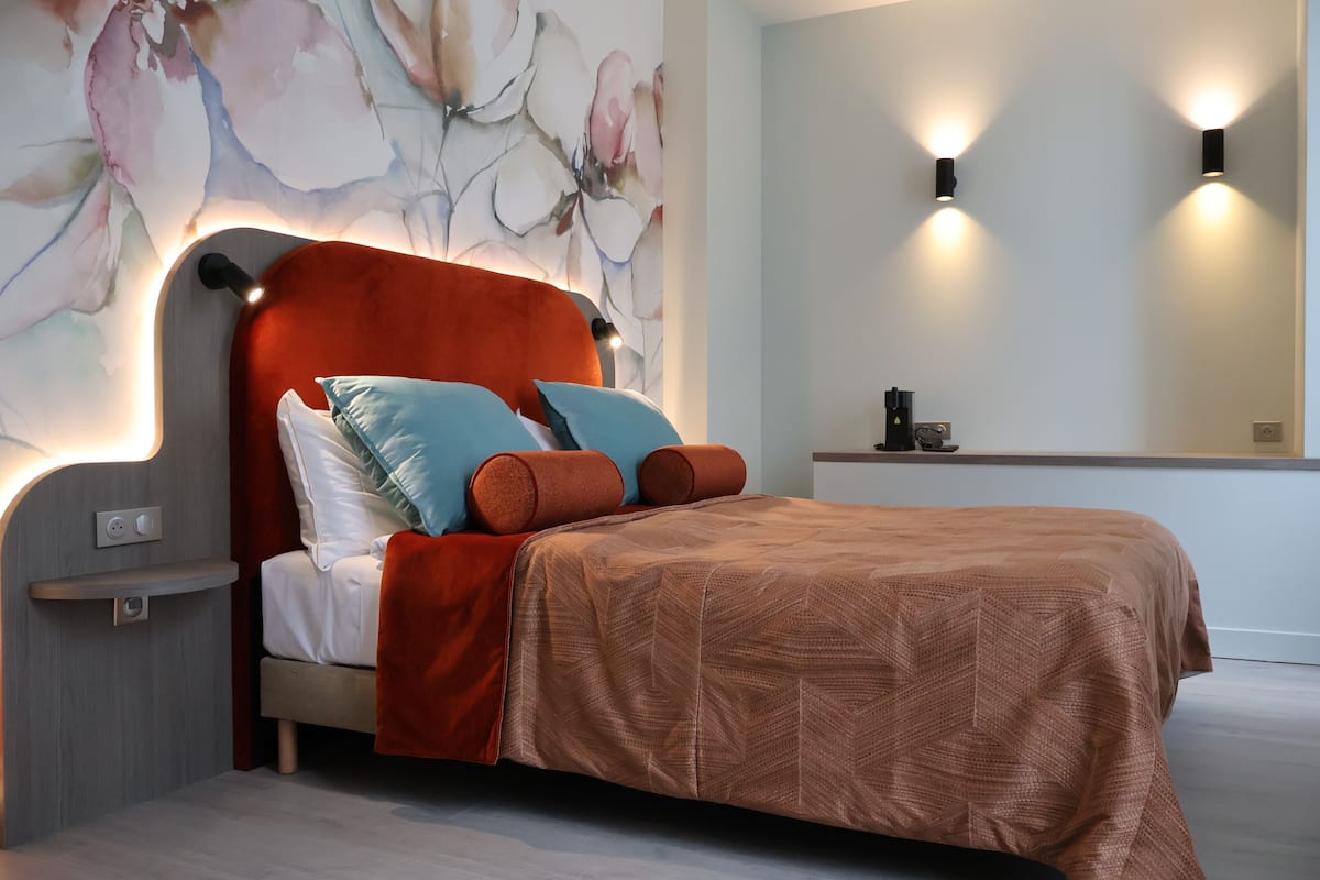 Hypo-allergenic bedding, in-room safe, desk, laptop workspace