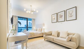 TV - Charming Studio in Saba 3, Jumeirah Lake Tower by Deluxe Holiday Homes (Dubai)