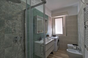 Shower, eco-friendly toiletries, hair dryer, bidet - Elegant apartment with private beach and terrace with magnificent lake view. (Sportsman-ceola)