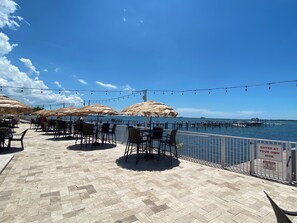 Poolside bar - Waterfront Resort Condo Gulf Sun Set  (Dunedin)