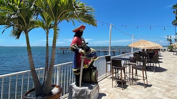 Quầy bar bên hồ bơi