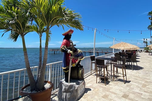 Bar au bord de la piscine