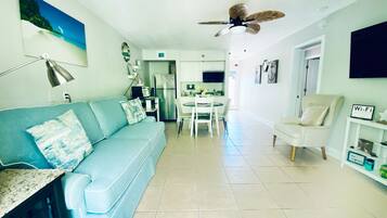 Apartamento Premium, 1 habitación, balcón, en esquina | Zona de estar | Televisión de pantalla plana de 50 pulgadas con canales por cable
