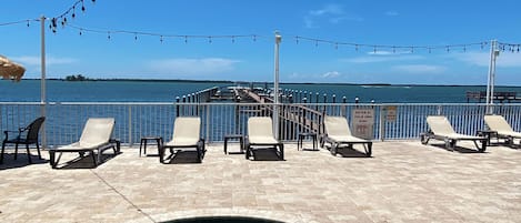 Piscine extérieure, chaises longues