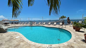 Hồ bơi ngoài trời, mở cửa từ 8:00 đến 22:00, ghế dài tắm nắng