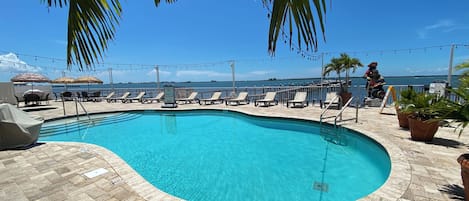 Außenpool, geöffnet von 08:00 Uhr bis 22:00 Uhr, Liegestühle