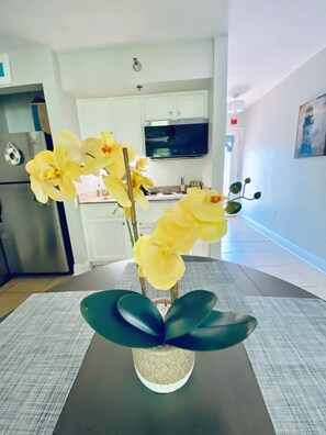 Premium Condo, 1 Bedroom, Balcony, Corner | In-room dining - Waterfront Resort Condo Gulf Sun Set (Dunedin)