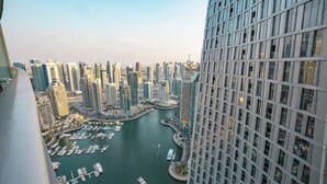 Un edificio alto con un puerto deportivo y varias embarcaciones.