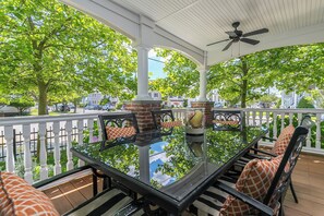 Outdoor dining - Ocean City Gold Coast, Steps from Beach & Boardwalk! (Ocean City)