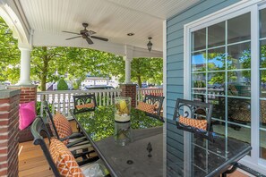 Outdoor dining - Ocean City Gold Coast, Steps from Beach & Boardwalk! (Ocean City)