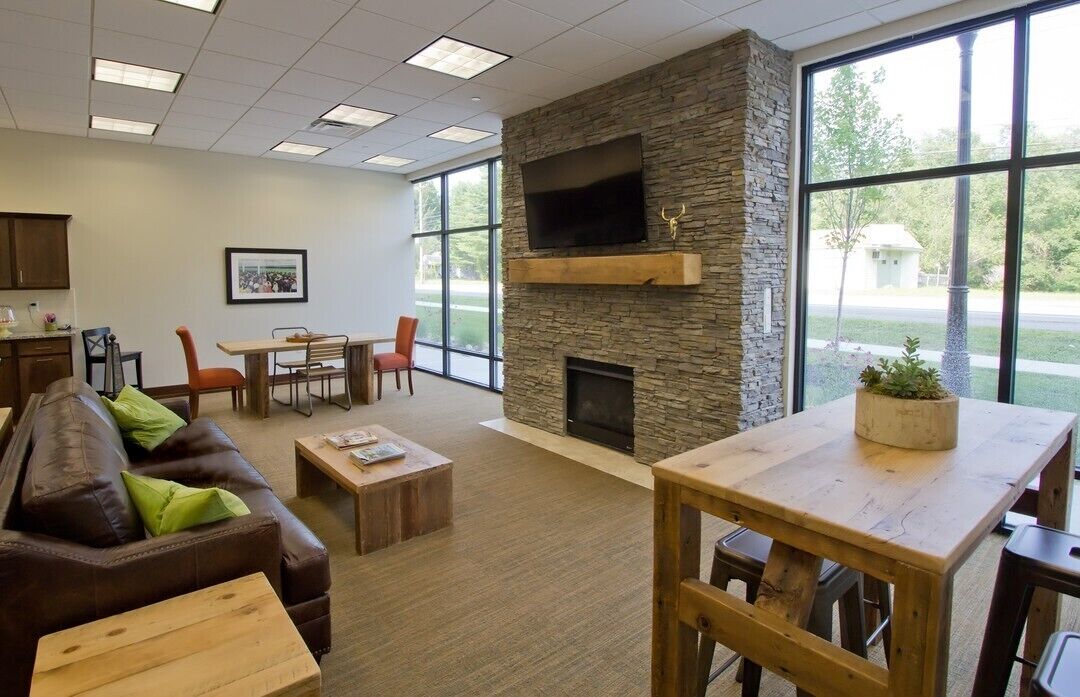 Modern, Pet Friendly Apartment For Labor Day weekend,  5 Minutes to Track & Town