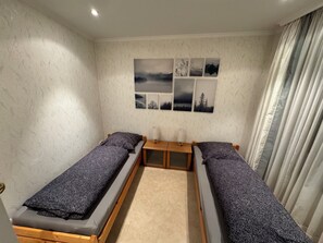 2 habitaciones, tabla de planchar con plancha, wifi y ropa de cama 