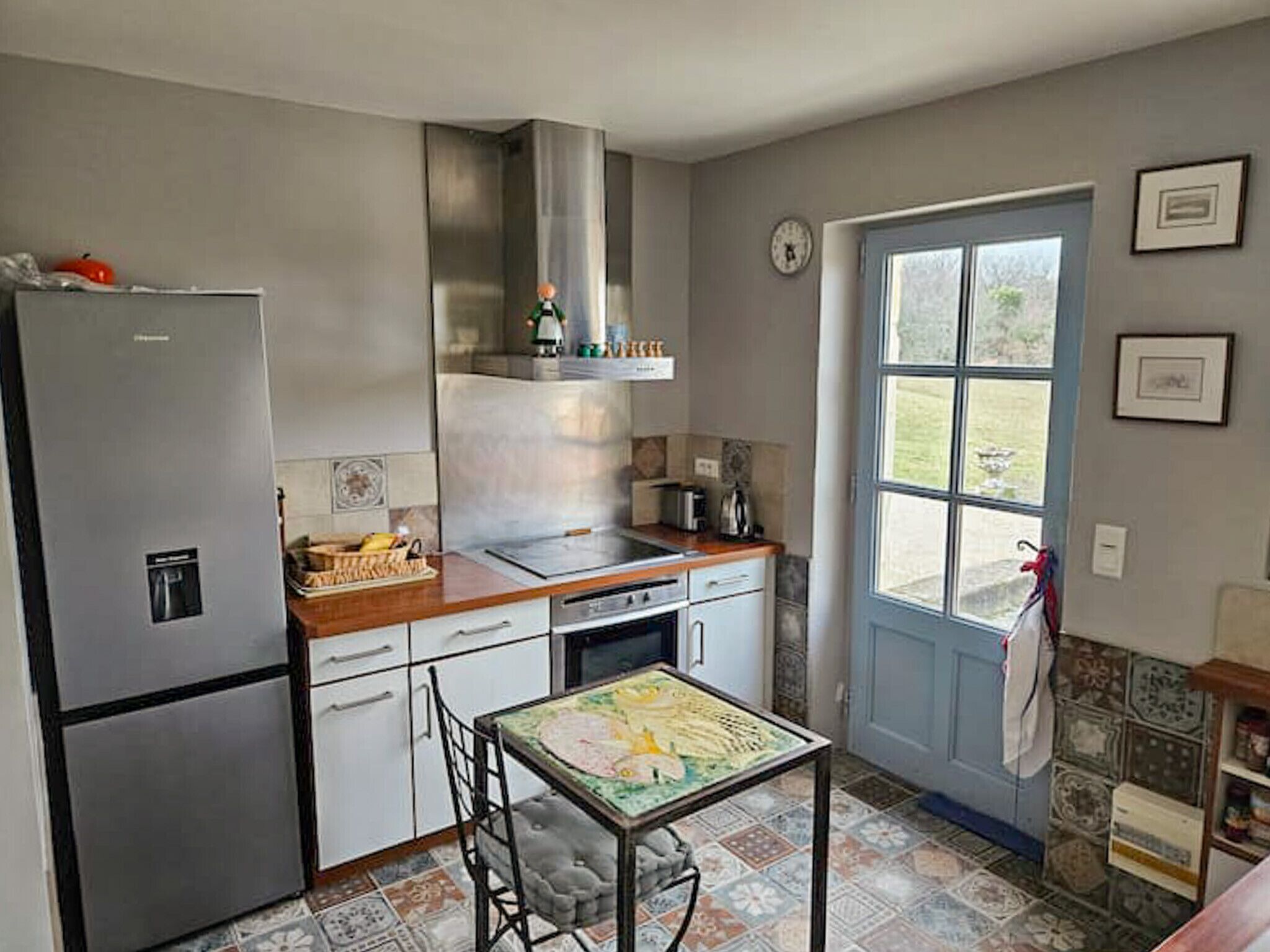 Een koelkast, een microgolfoven, een oven, een vaatwasser