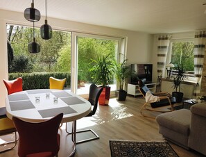Dining - Schöne 120 qm Ferienwohnung + 50 qm Sonnenterrasse im Grünen-stockelsdorf/lübeck (Stockelsdorf)