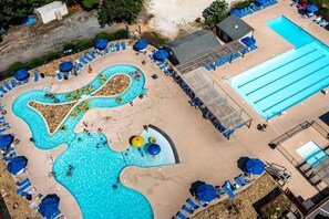 Een binnenzwembad, een buitenzwembad