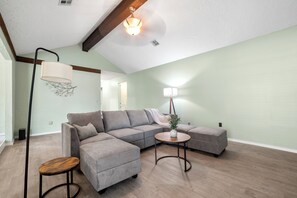 Smart TV, DVD player, books - Breezy Two Bedroom in South Tulsa (Tulsa)