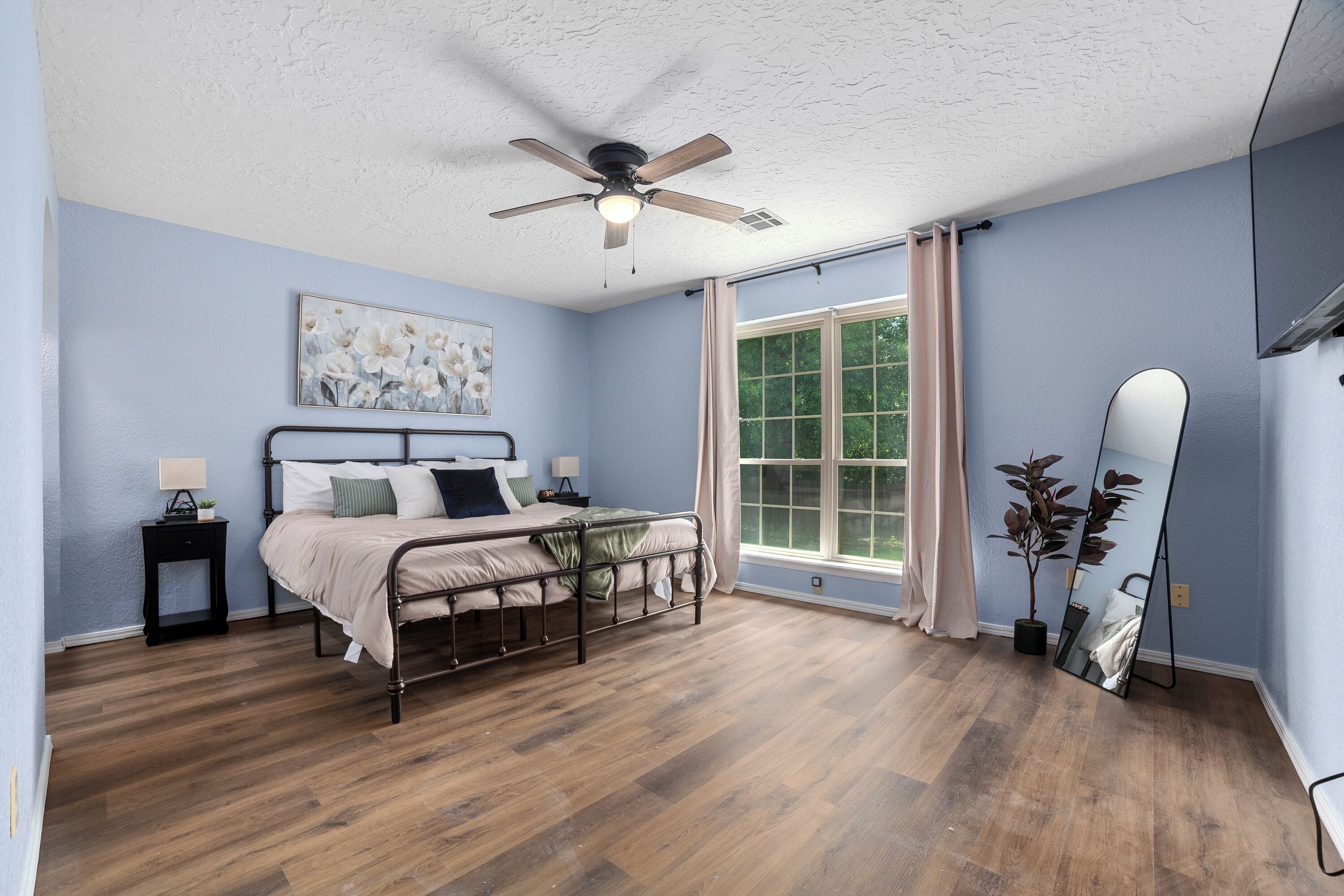 2 habitaciones, escritorio y tabla de planchar con plancha 