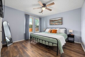 2 bedrooms, desk, iron/ironing board, travel cot - Breezy Two Bedroom in South Tulsa (Tulsa)